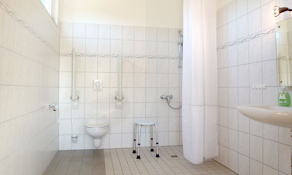 barrierefreie-dusche-fu-r-menschen-mit-handicap.jpg