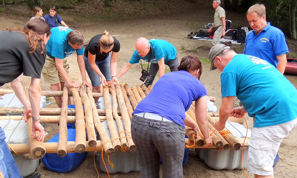 gruppenarbeit-foerdert-teamgeist-beim-flossbau.jpg