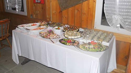 nach-der-bootstour-beim-betriebsfest-ans-buffet_2.jpg