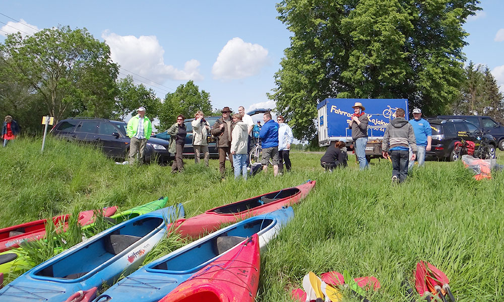 umstieg-von-rad-auf-boot-an-der-alten-oder.jpg
