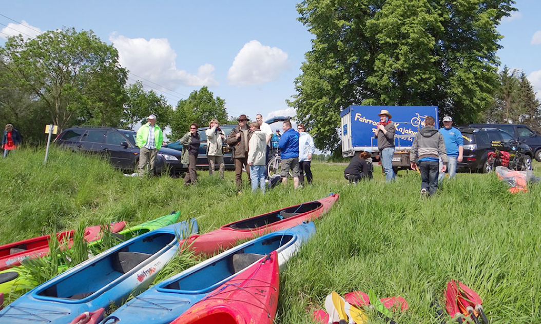 umstieg-von-rad-auf-boot-an-der-alten-oder.jpg